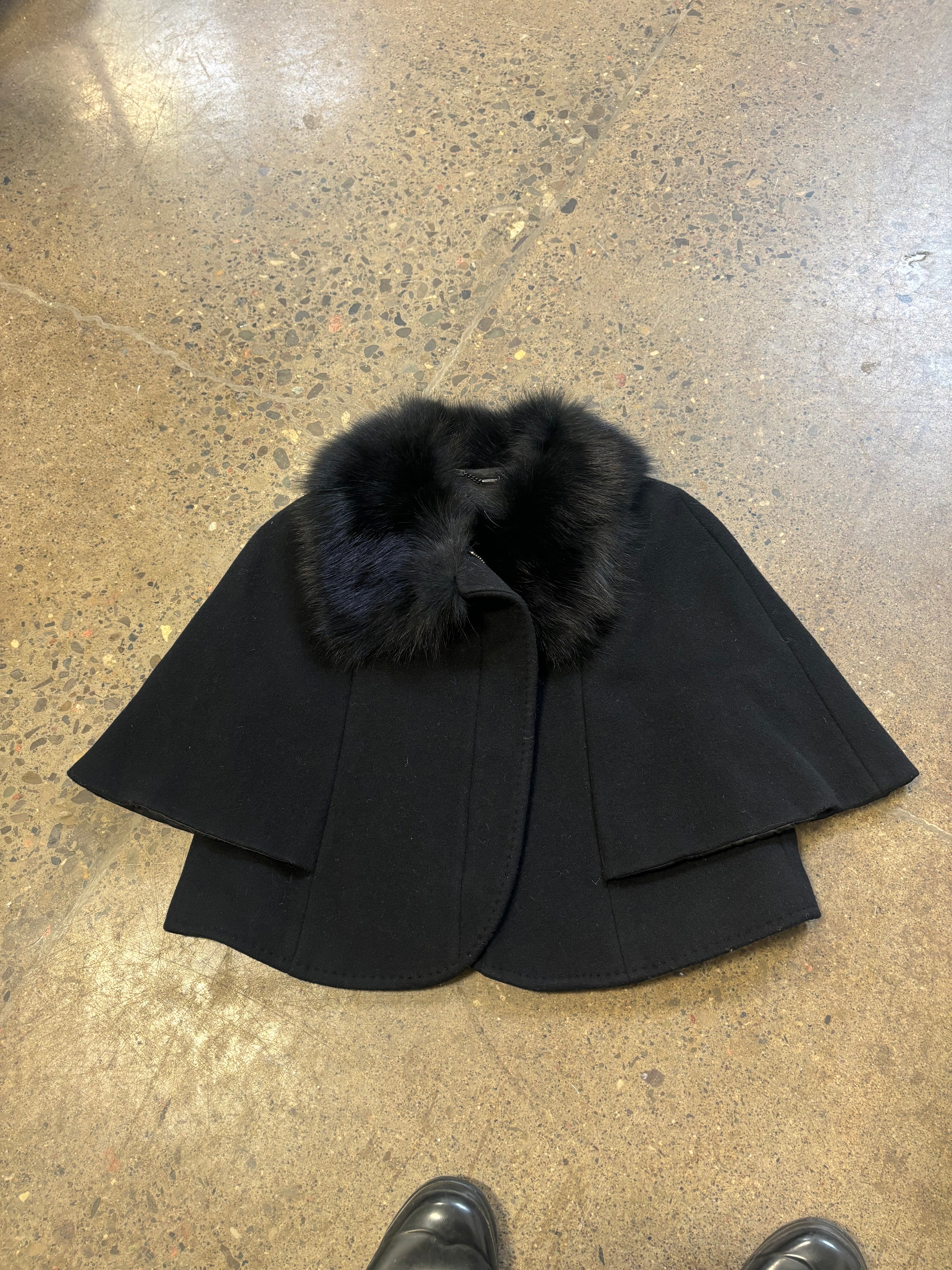 SEVENTY black wool short cloak with fur collar