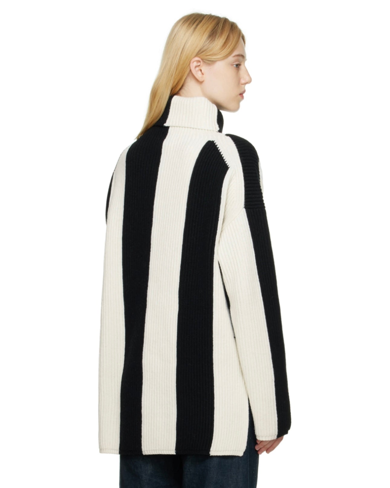 JOSEPH
Black & White Graphic Turtleneck