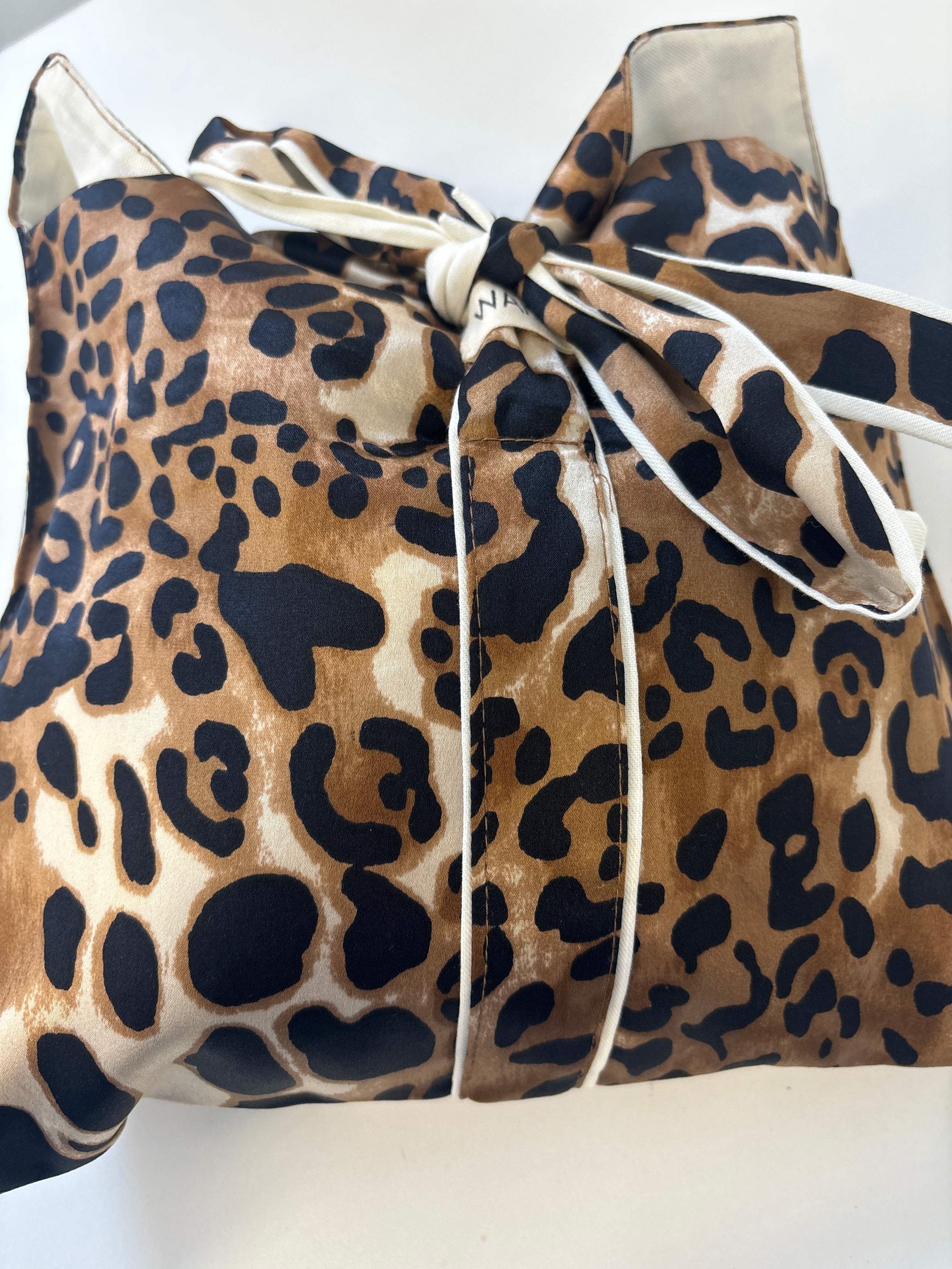 Ware leopard print silk short sleeve robe, with bag