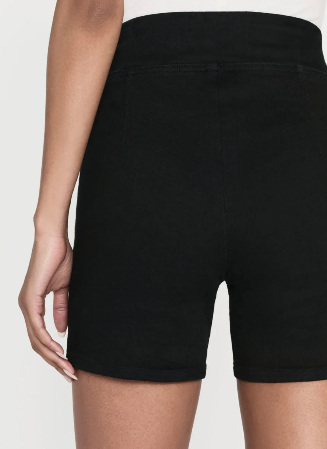 FRAME- JETSET SHORT in Sheen Noir