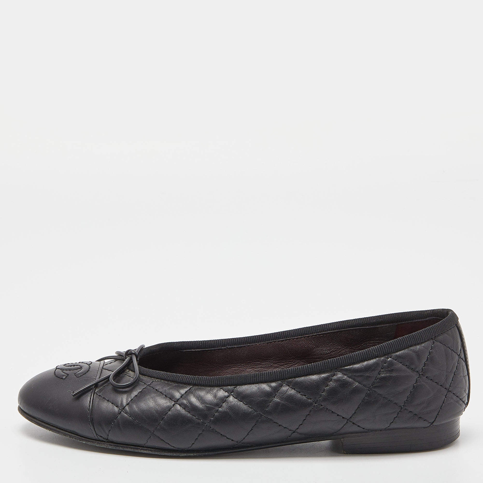 PRE-LOVED CHANEL black leather quilted ballet flats