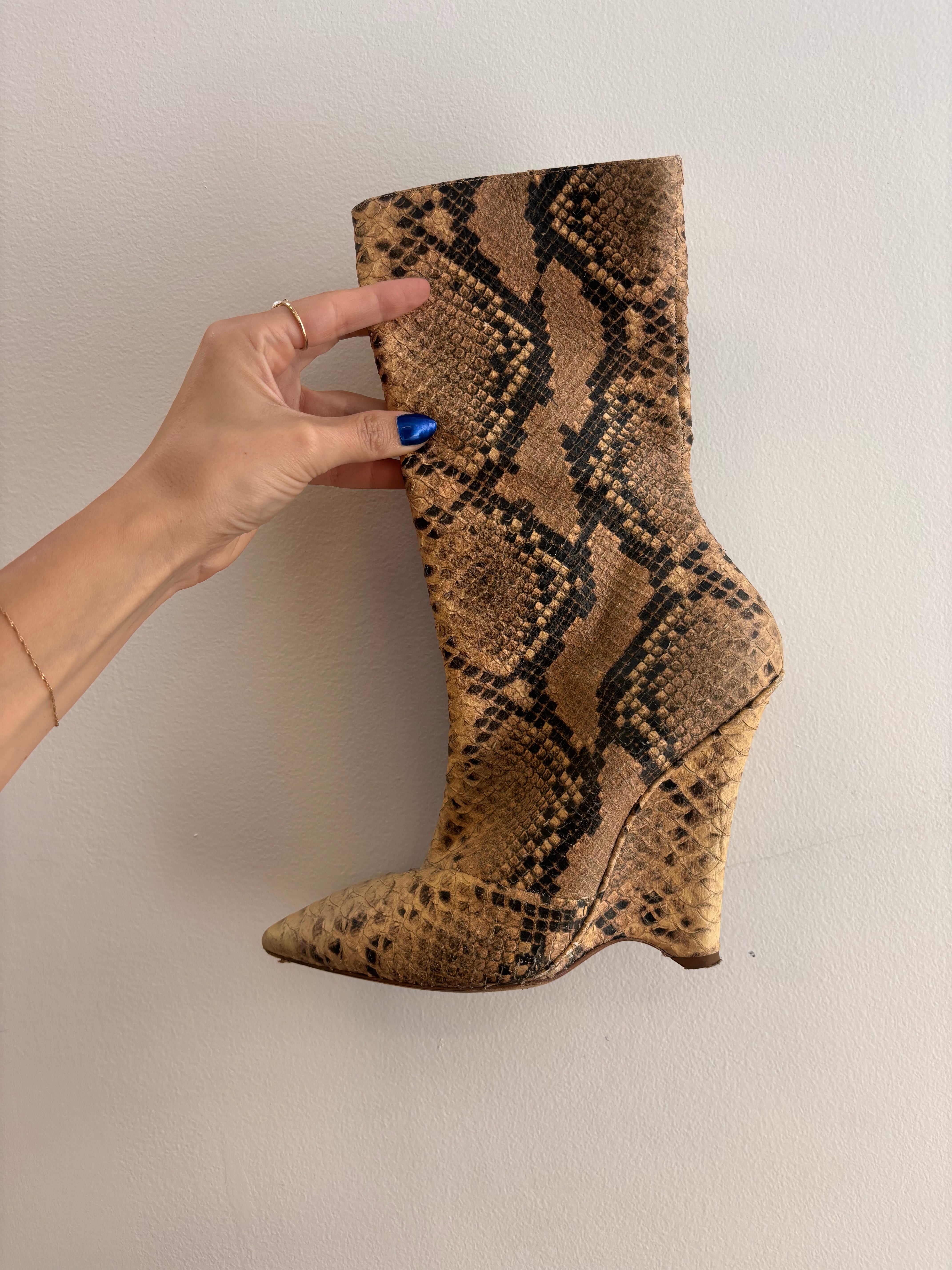 UNKNOWN BRAND beige snakeskin wedge bootie