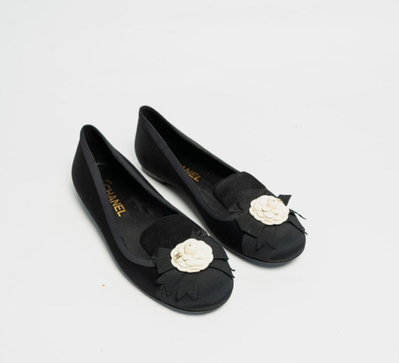 PRELOVED - CHANEL
CHANEL BLACK LEATHER CAMELLIA BALLET FLATS