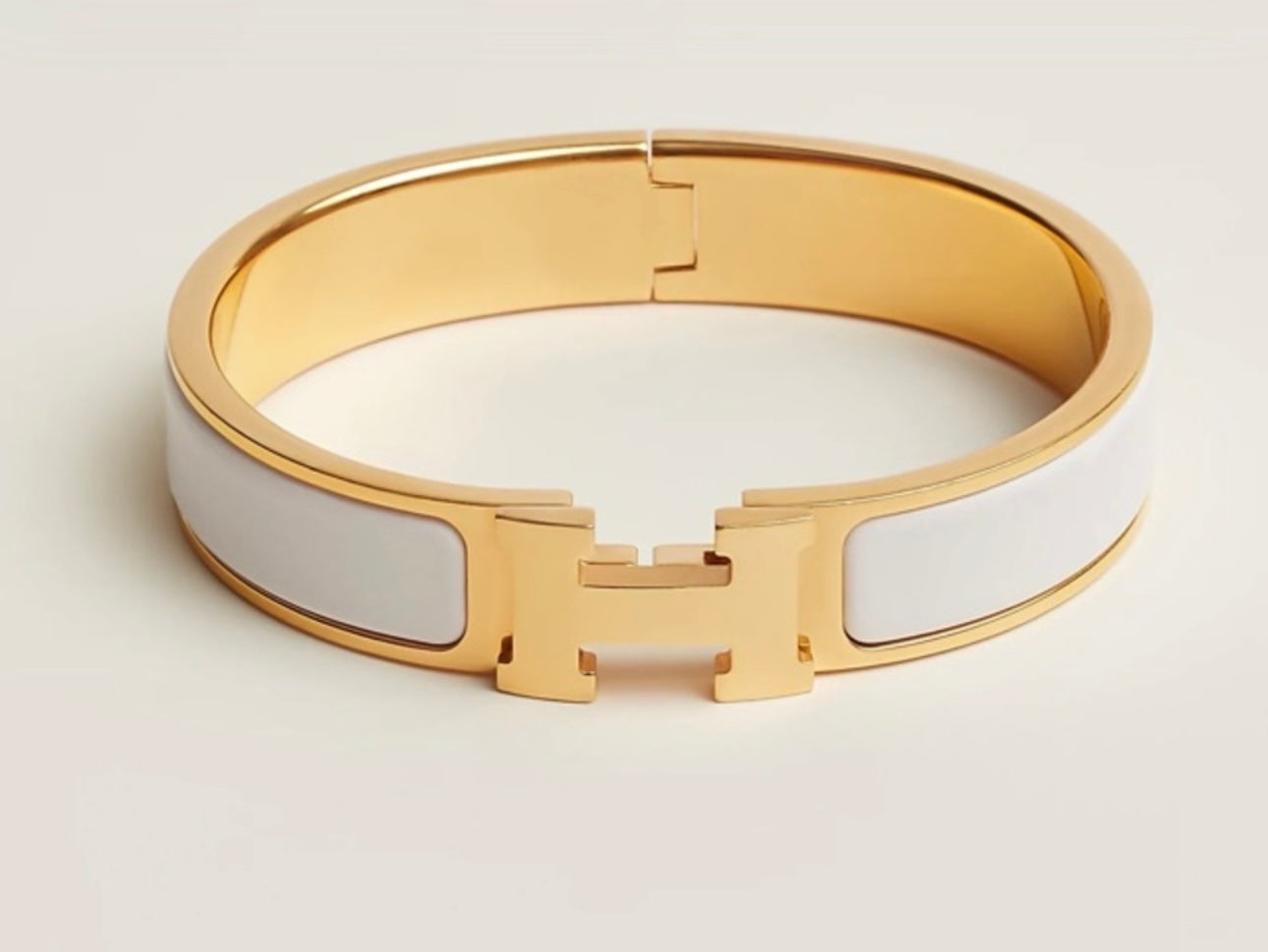 Preloved HERMES
Enamel Narrow Clic Clac H Bracelet PM White