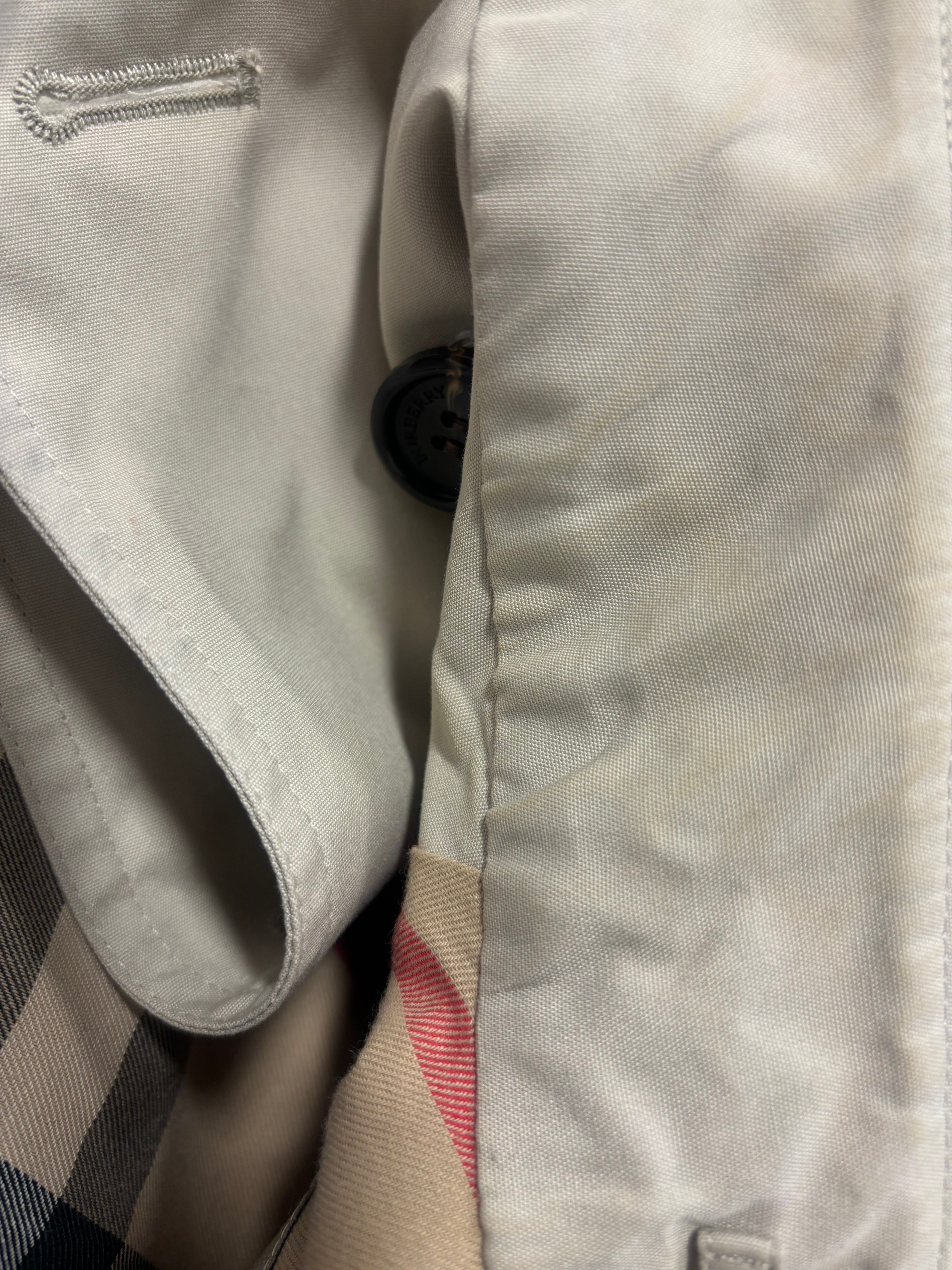 BURBERRY beige trenchcoat with belt, buckles on wrists