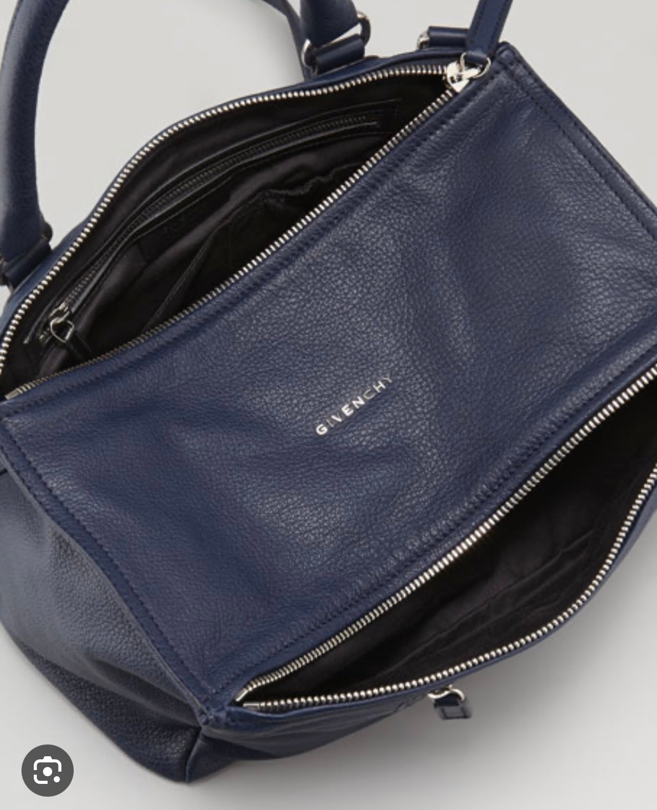 GIVENCHY
Sugar Goatskin Medium Pandora Navy