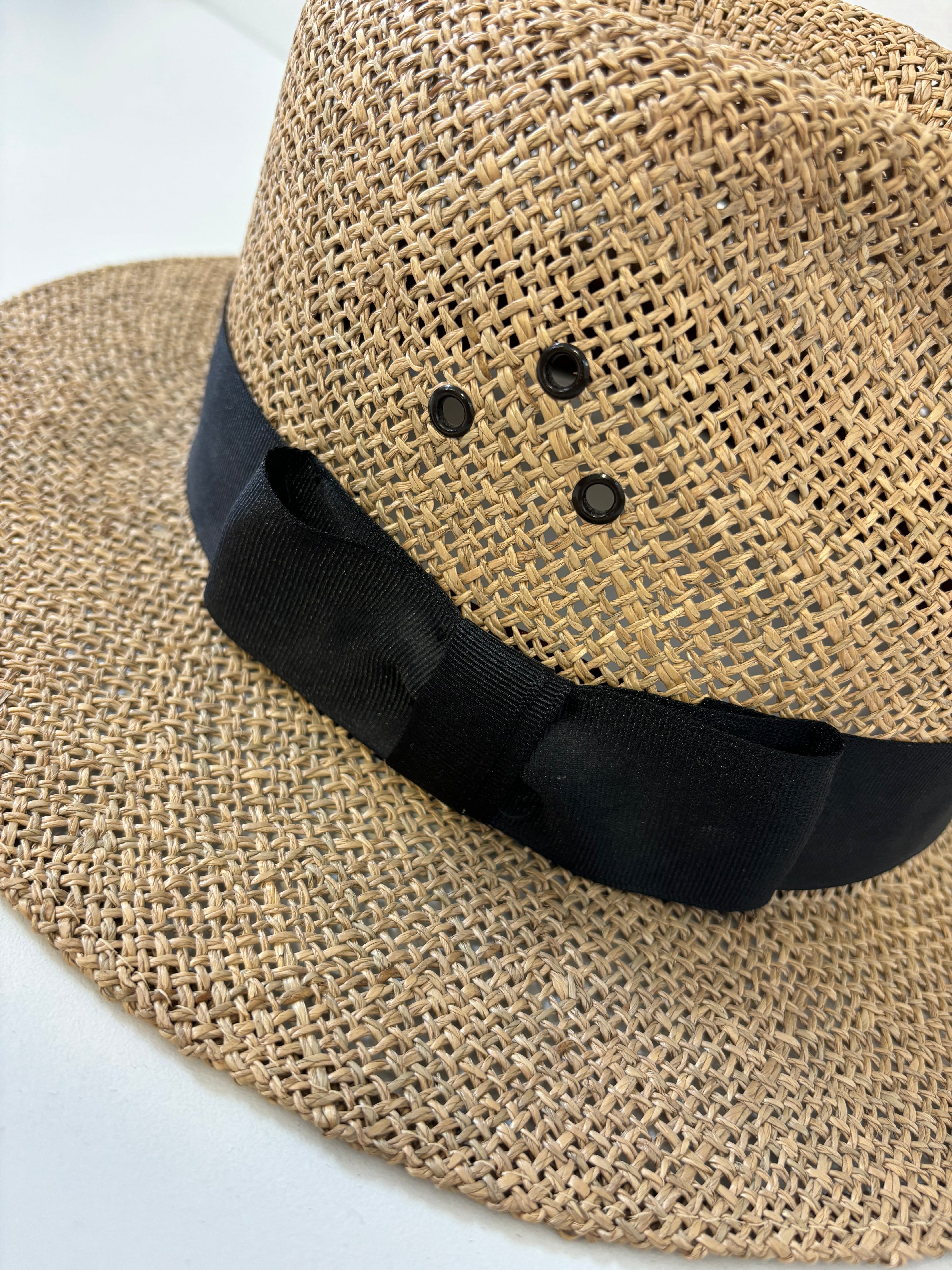 UNKNOWN BRAND beige straw hat with black ribbon and bow