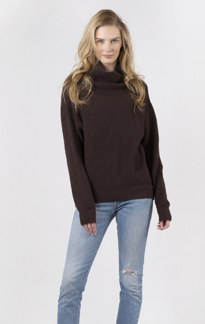 LYLA & LUXE knit turtleneck sweater