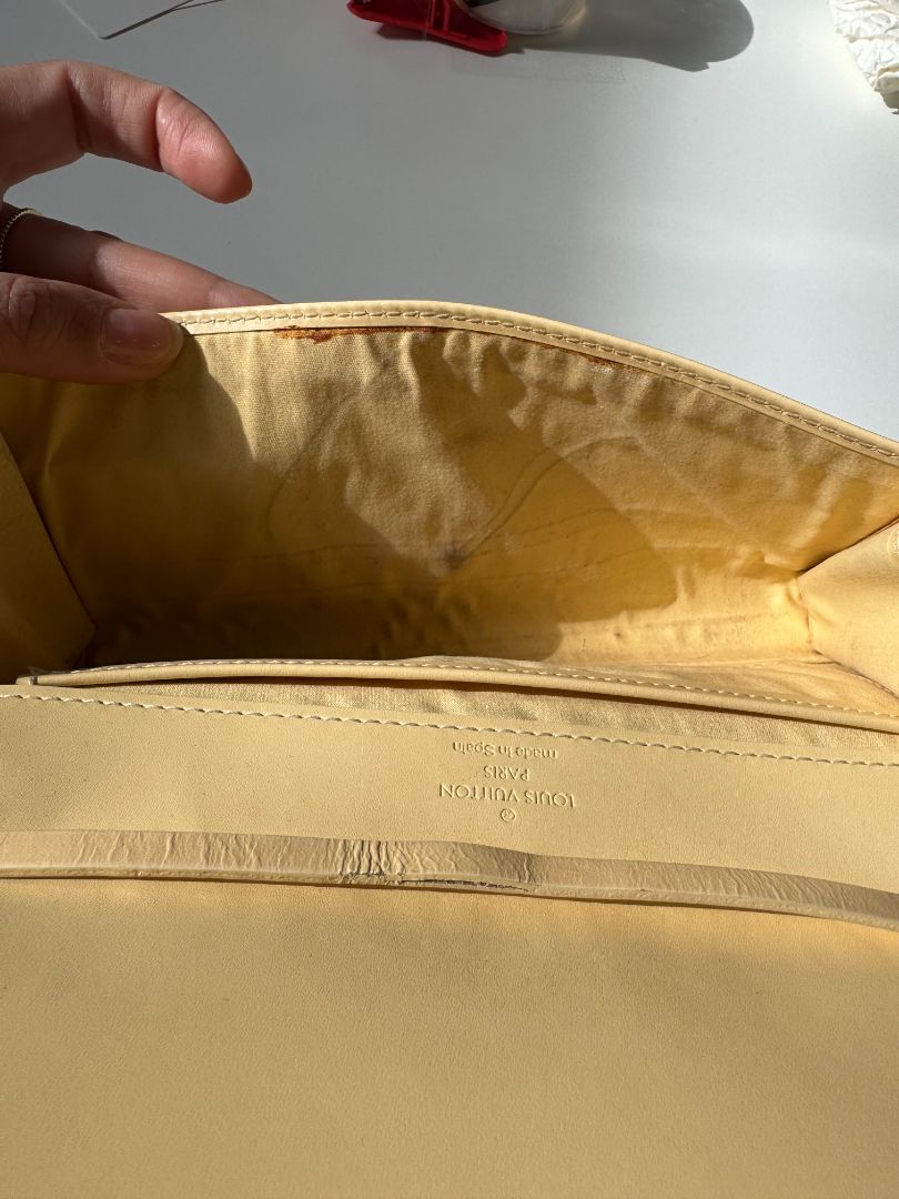 LOUIS VUITTON 2000 epi honfleur shoulder bag; beige textured bag with small logo, butter yellow, w dust bag