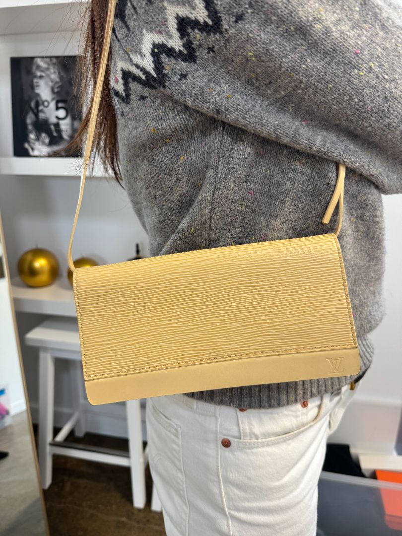 LOUIS VUITTON 2000 epi honfleur shoulder bag; beige textured bag with small logo, butter yellow, w dust bag