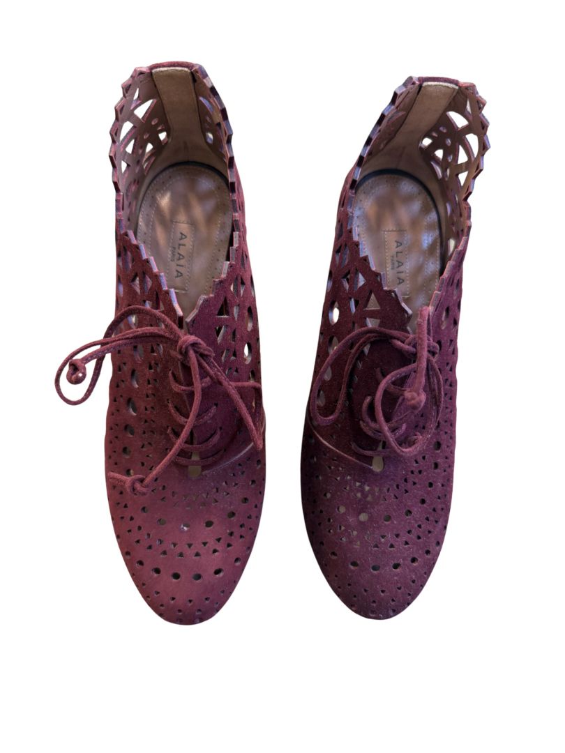 Alaia - Laser-cut lace up booties