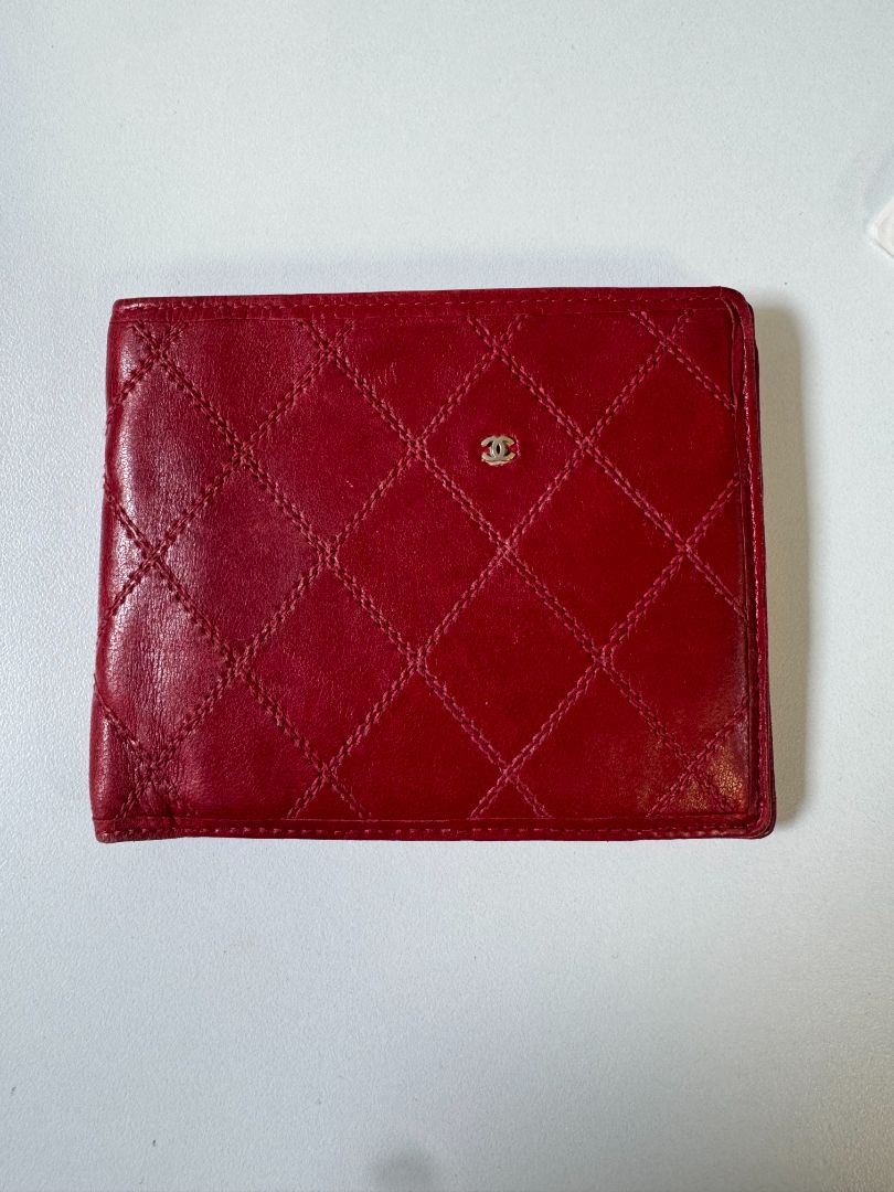 Pre-Loved Chanel™ vintage diamond stitch bifold red wallet with small cc logo