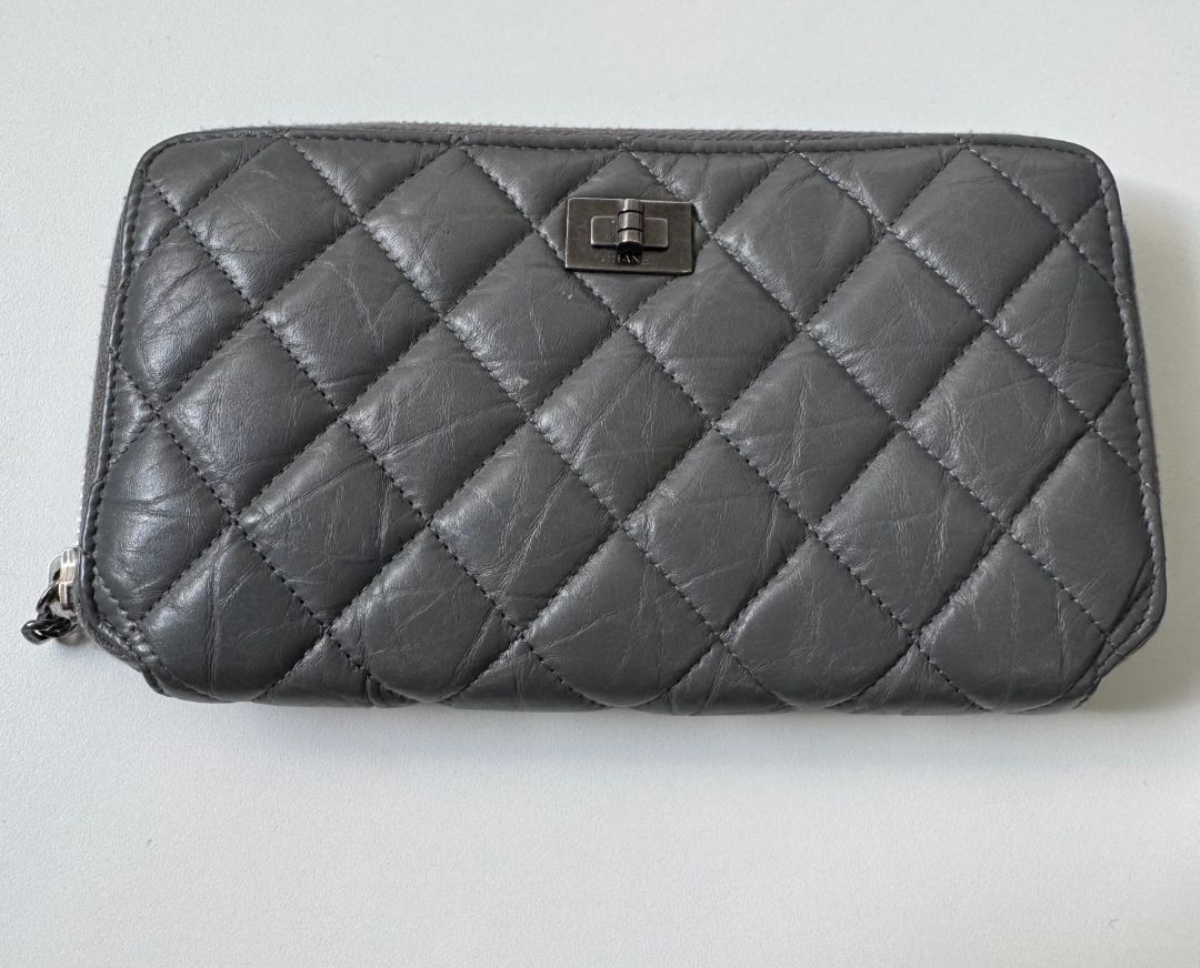 Pre-Loved Chanel™
2.55 quilted long wallet in grey, w dust bag