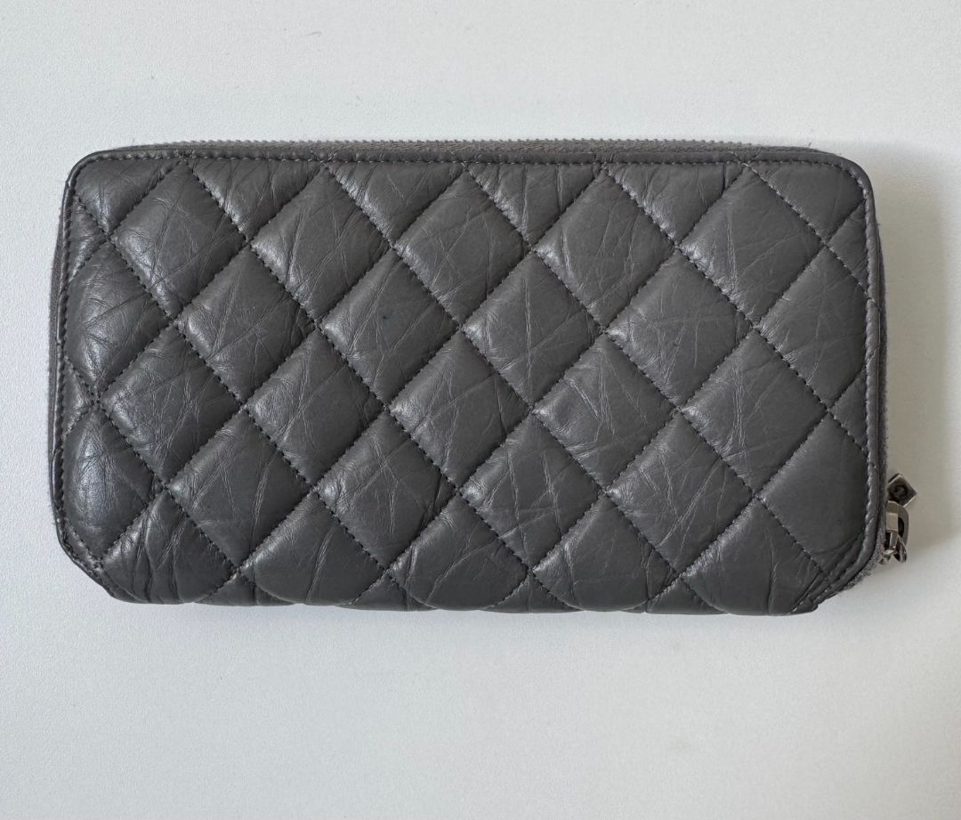 Pre-Loved Chanel™
2.55 quilted long wallet in grey, w dust bag