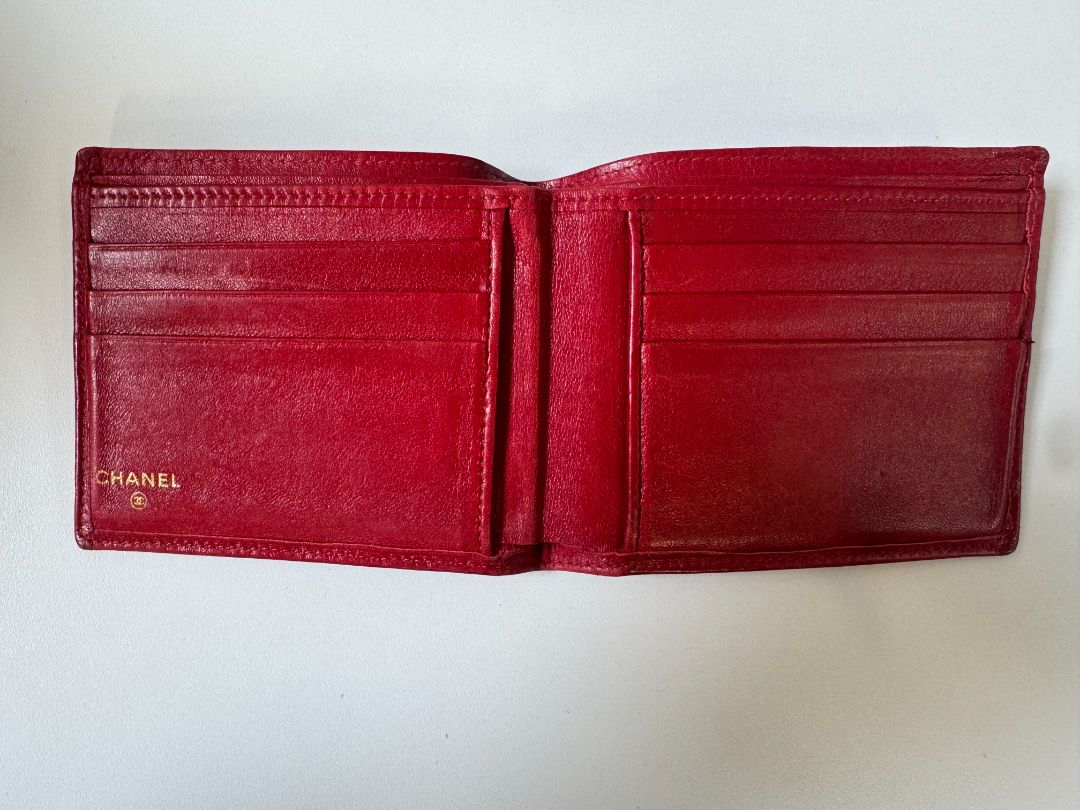 Pre-Loved Chanel™ vintage diamond stitch bifold red wallet with small cc logo