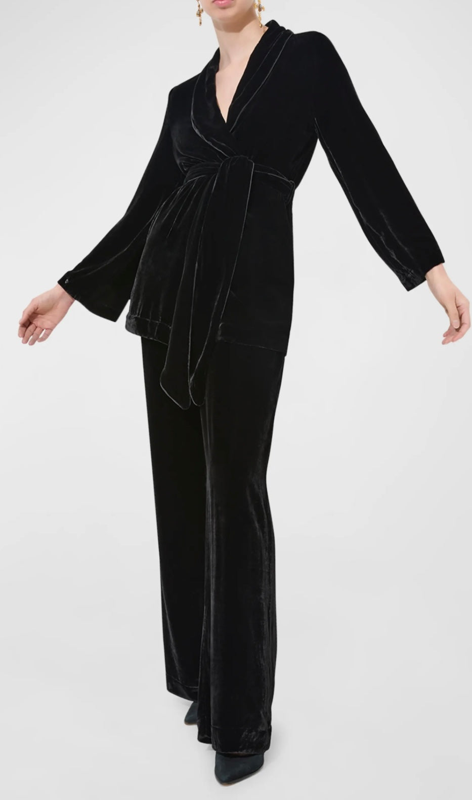 SLEEPING WITH JACQUES
Bon Vivant Shawl-Collar Mini Velvet Robe & Matching Pants