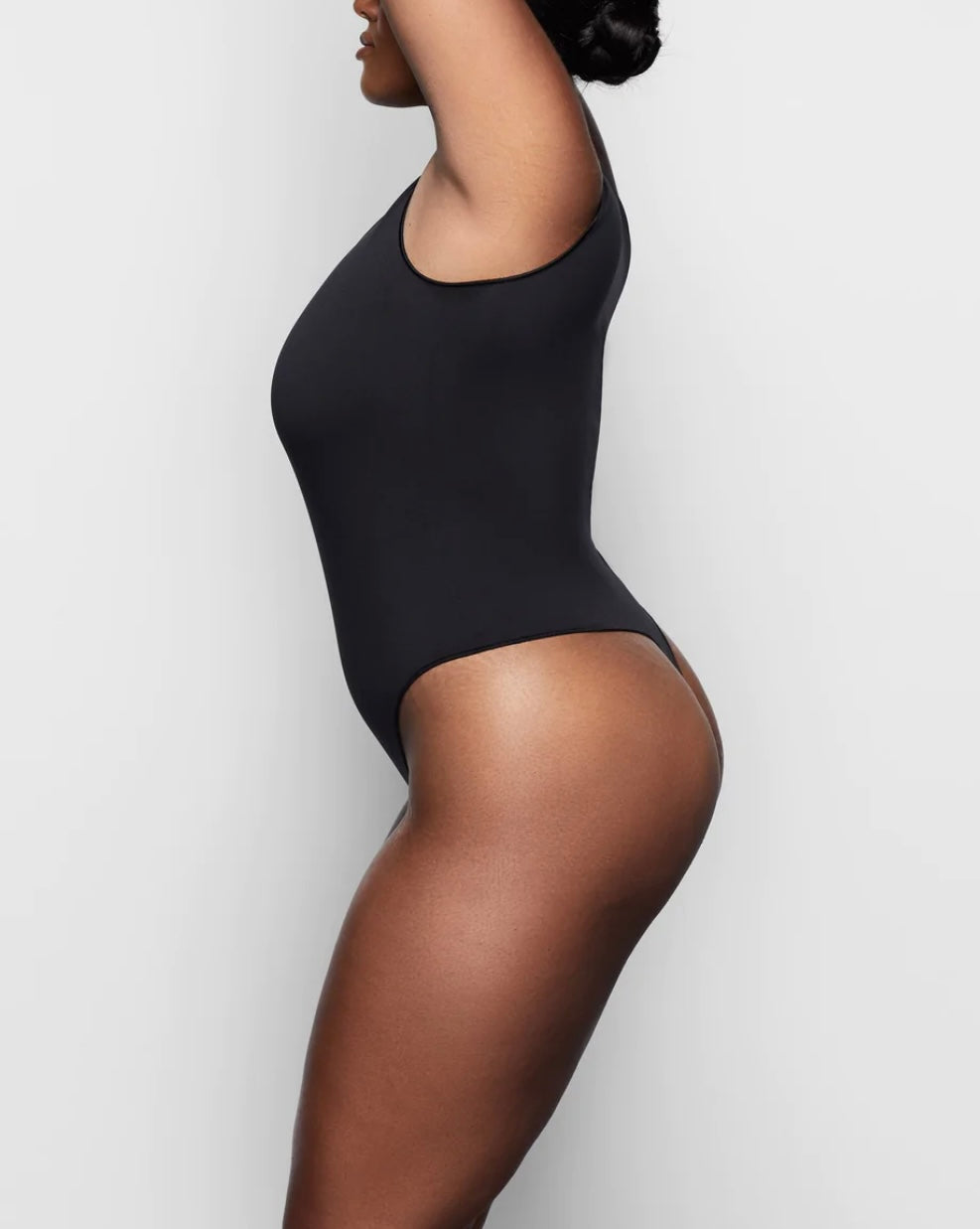 SKIMS- ESSENTIAL CREW NECK SLEEVELESS BODYSUIT