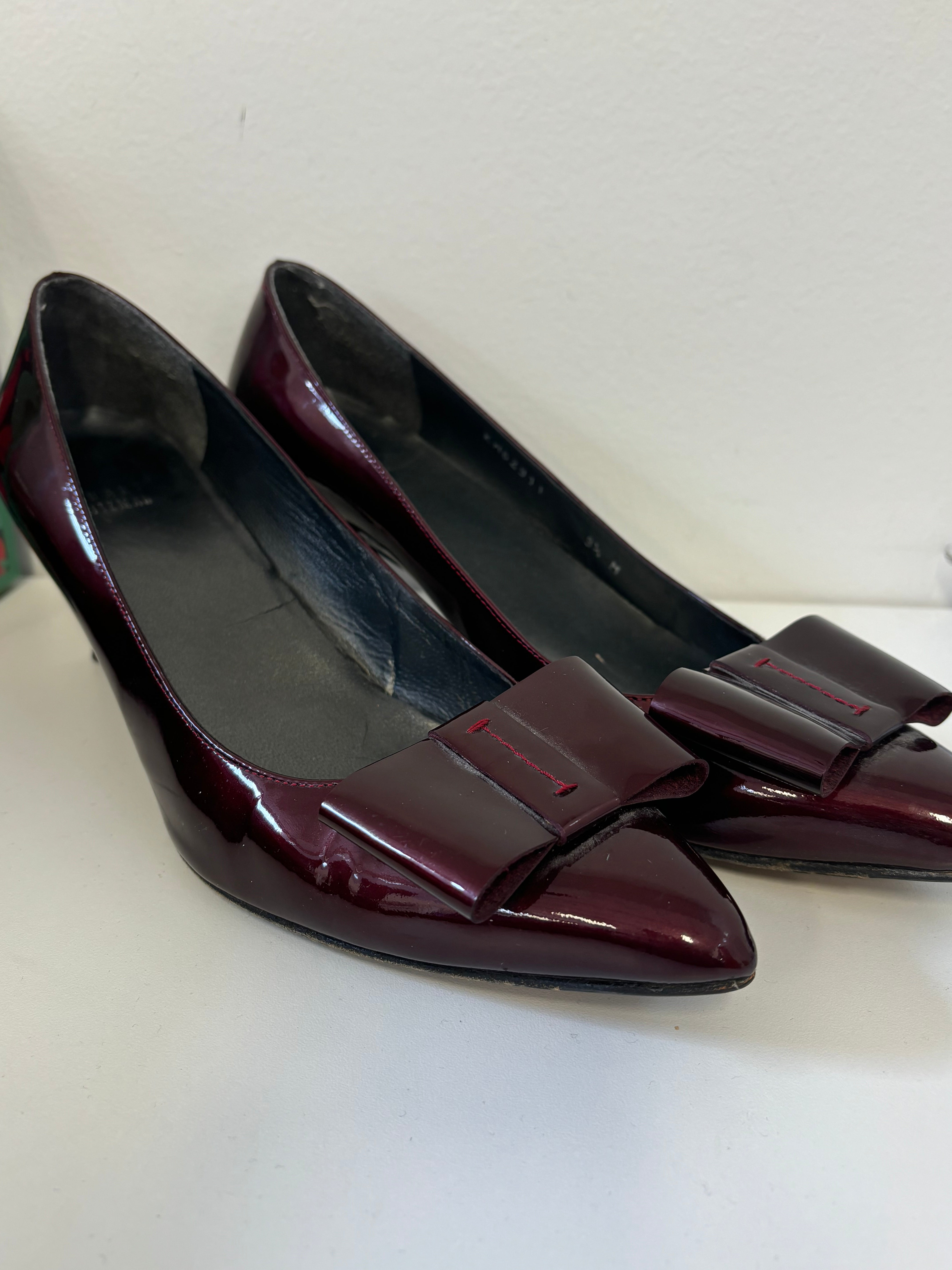 STUART WEITZMAN patent leather burgundy pumps with bow