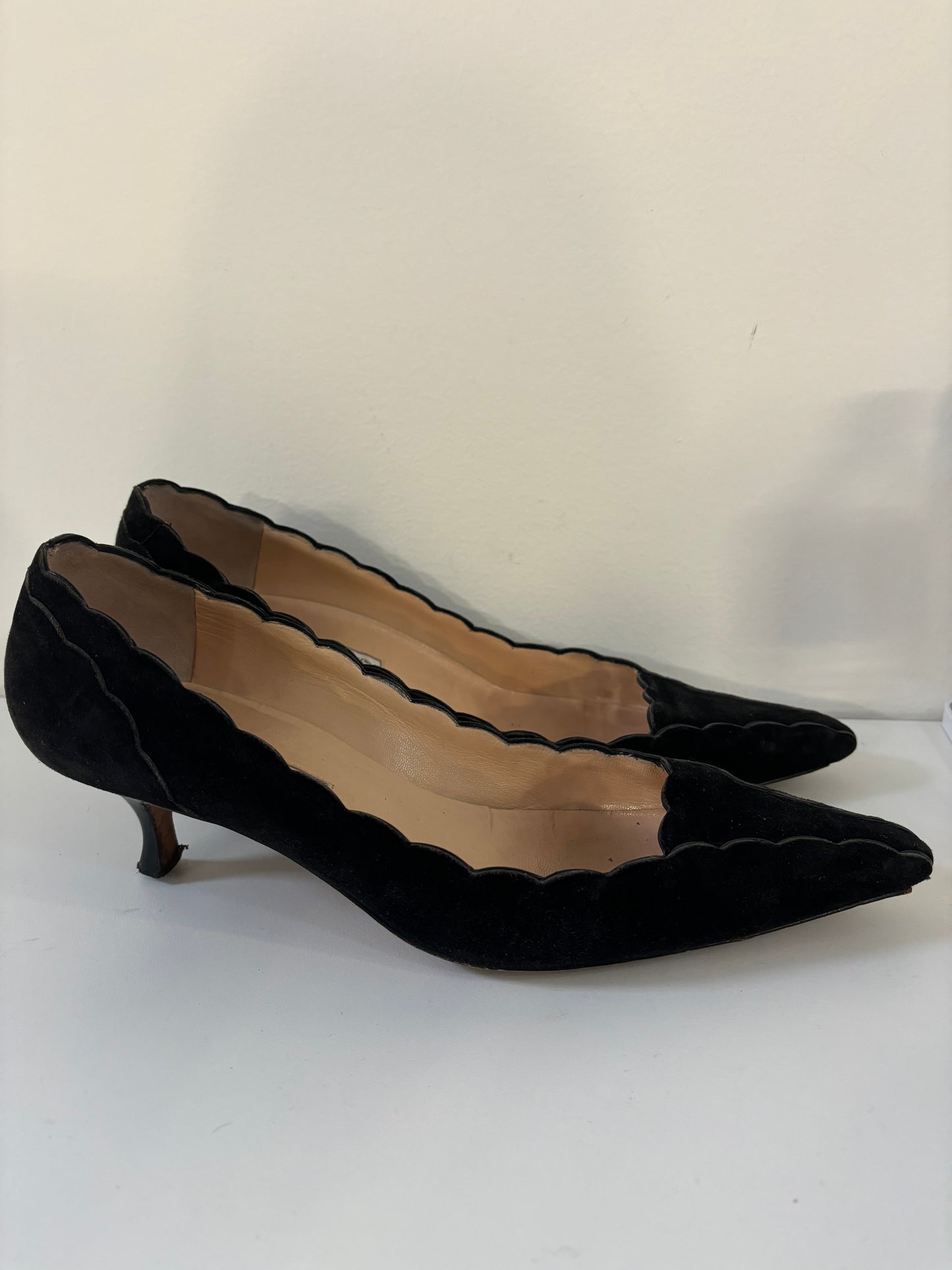 MANOLO BLAHNIK black scalloped edge heel