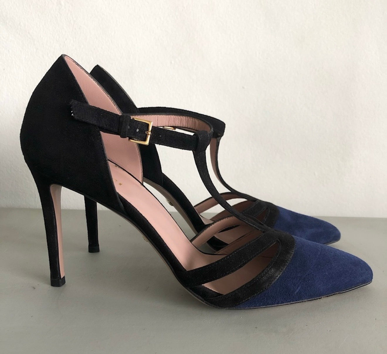 Gucci  Navy Black Suede Pointed Toe D'orsay Pumps