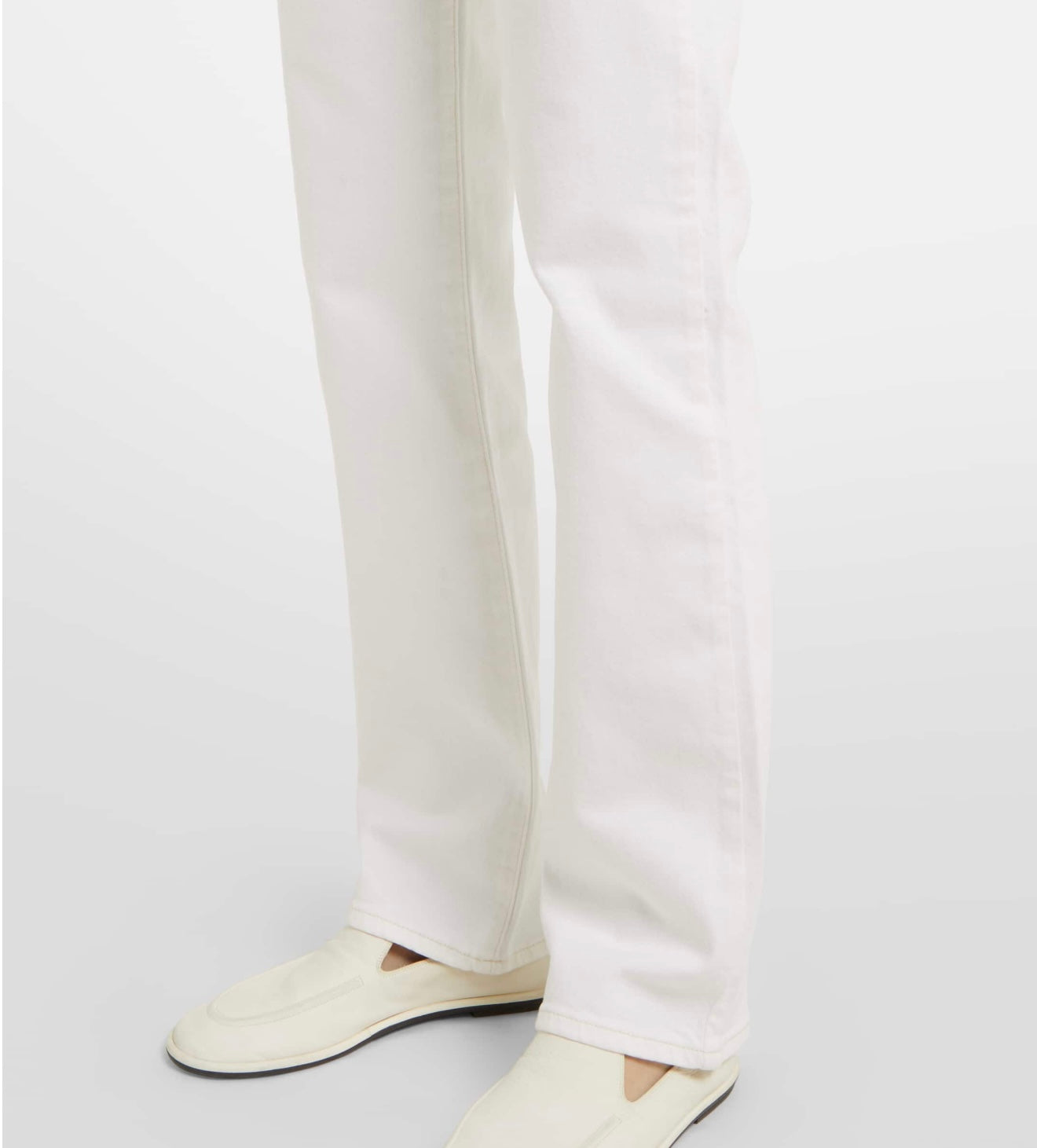 FRAME
The Ruler high-rise straight jeans