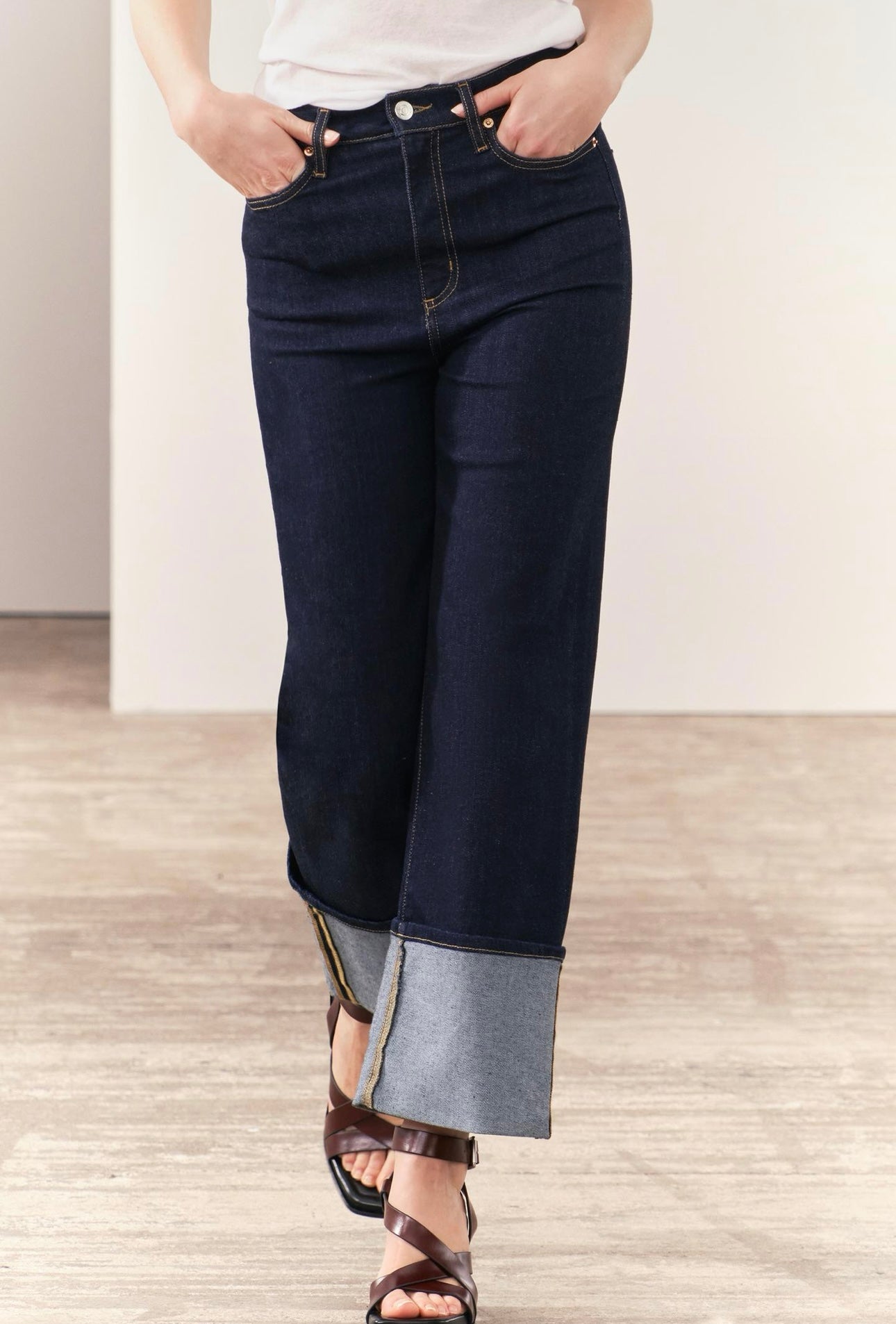 ZARA - STRAIGHT CUT HIGH WAISTED JEANS