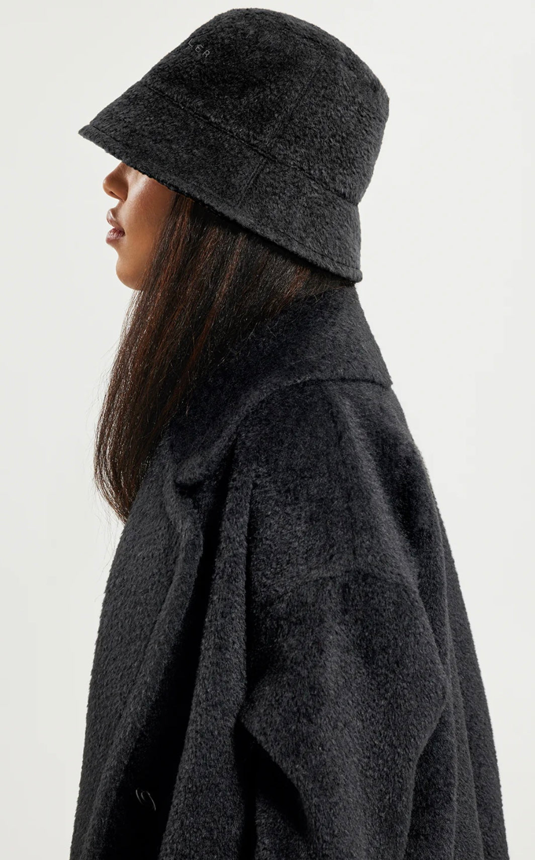 SENTALER - BOUCLÉ ALPACA MID LENGTH OVERSIZED NOTCHED COLLAR COAT
Bouclé Alpaca