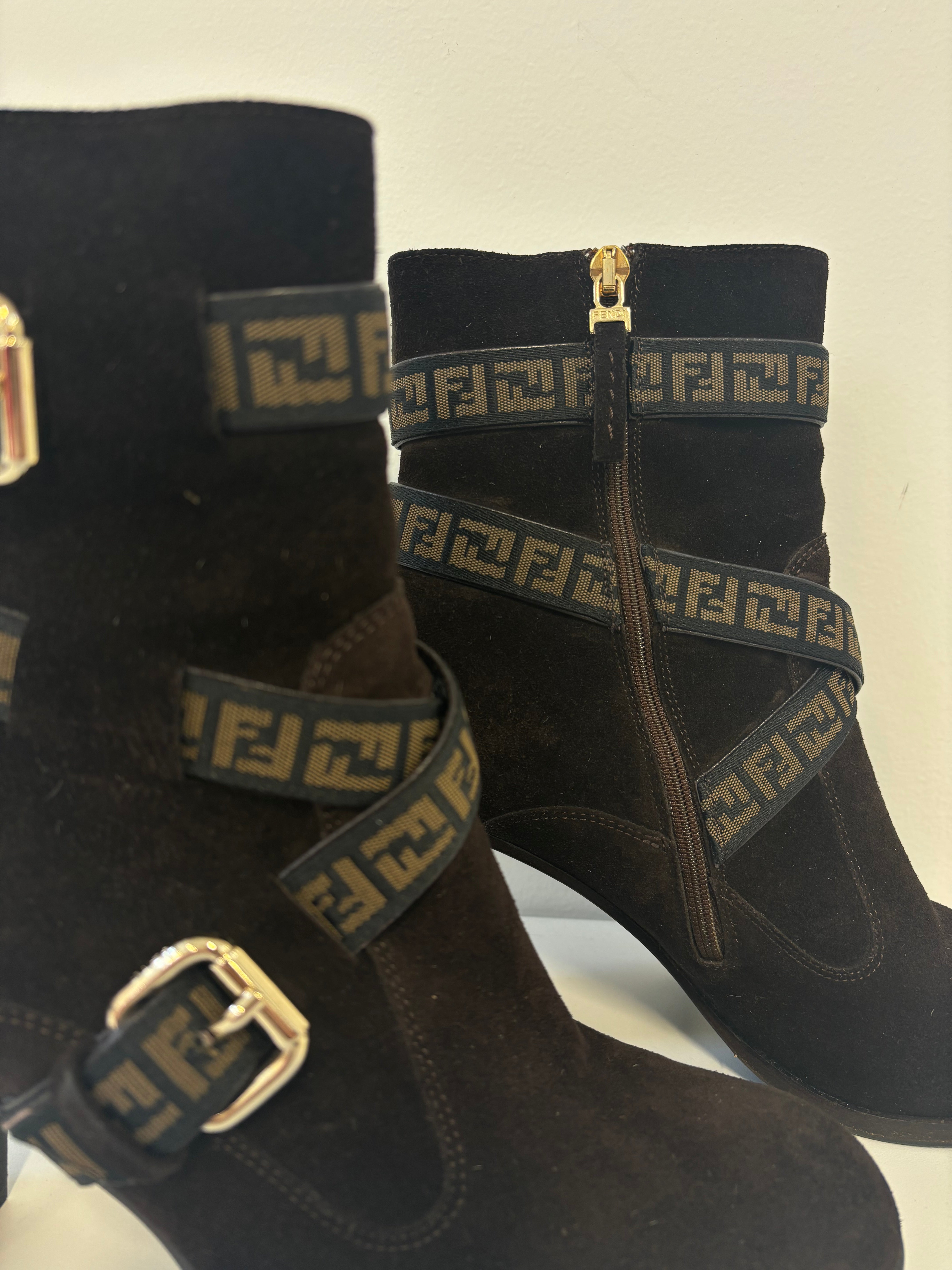 FENDI brown suede boots with logo and buckle