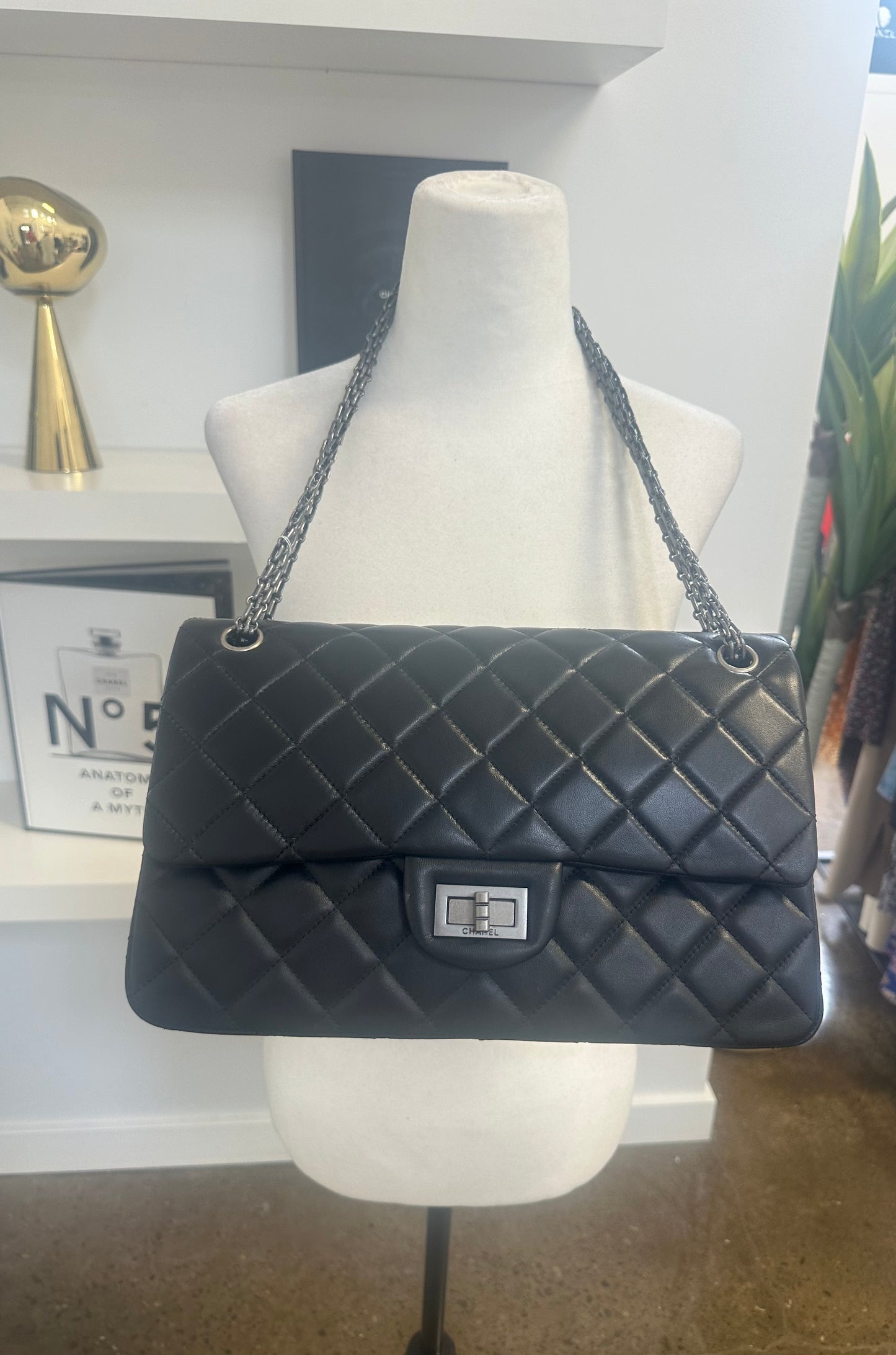 Pre-loved CHANEL - BLACK REISSUE 2.55 CLASSIC DOUBLE FLAP BAG MEDIUM