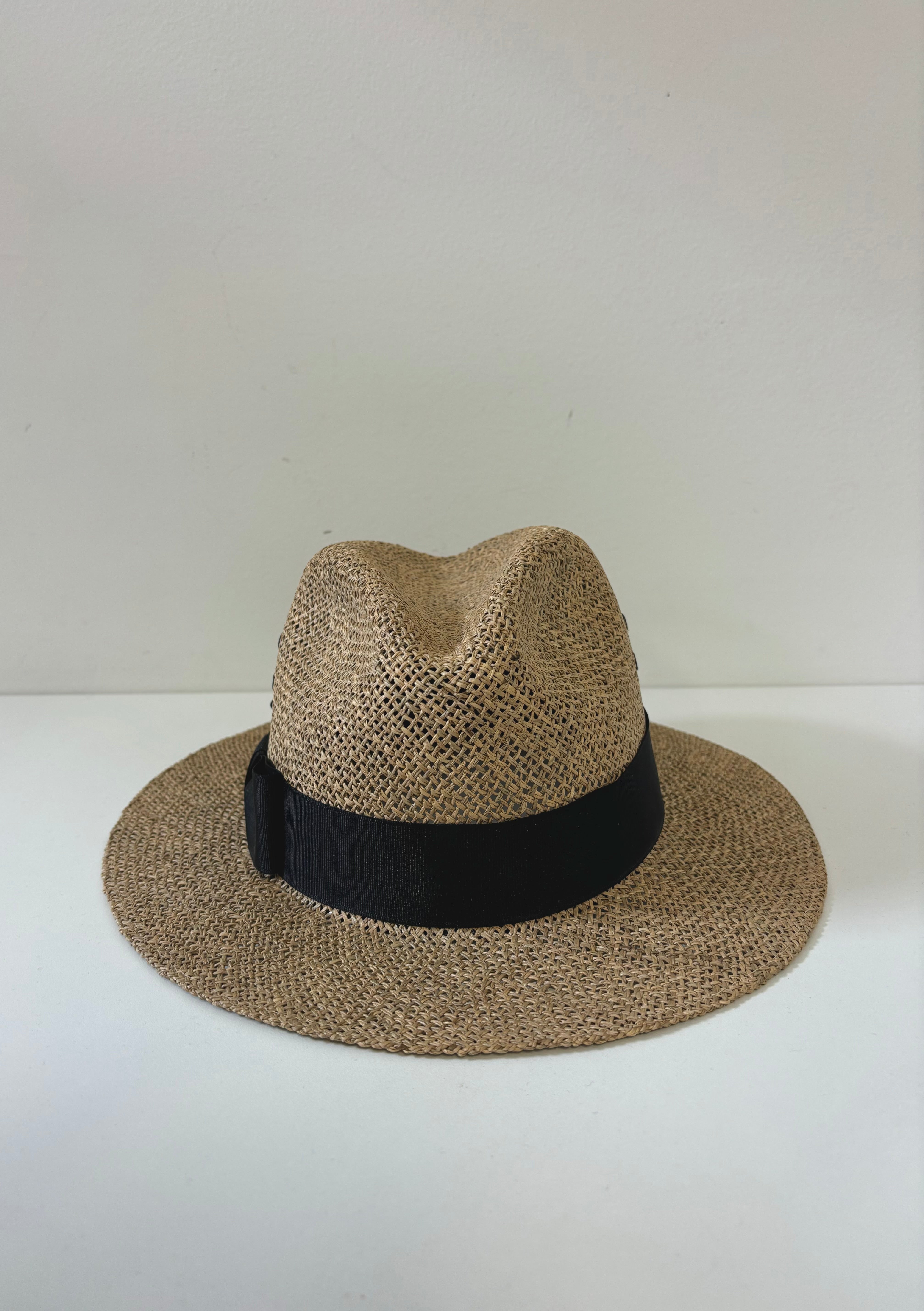 UNKNOWN BRAND beige straw hat with black ribbon and bow