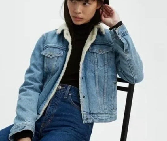 LEVI STRAUSS sherpa lined "trucker jacket" light blue denim jacket