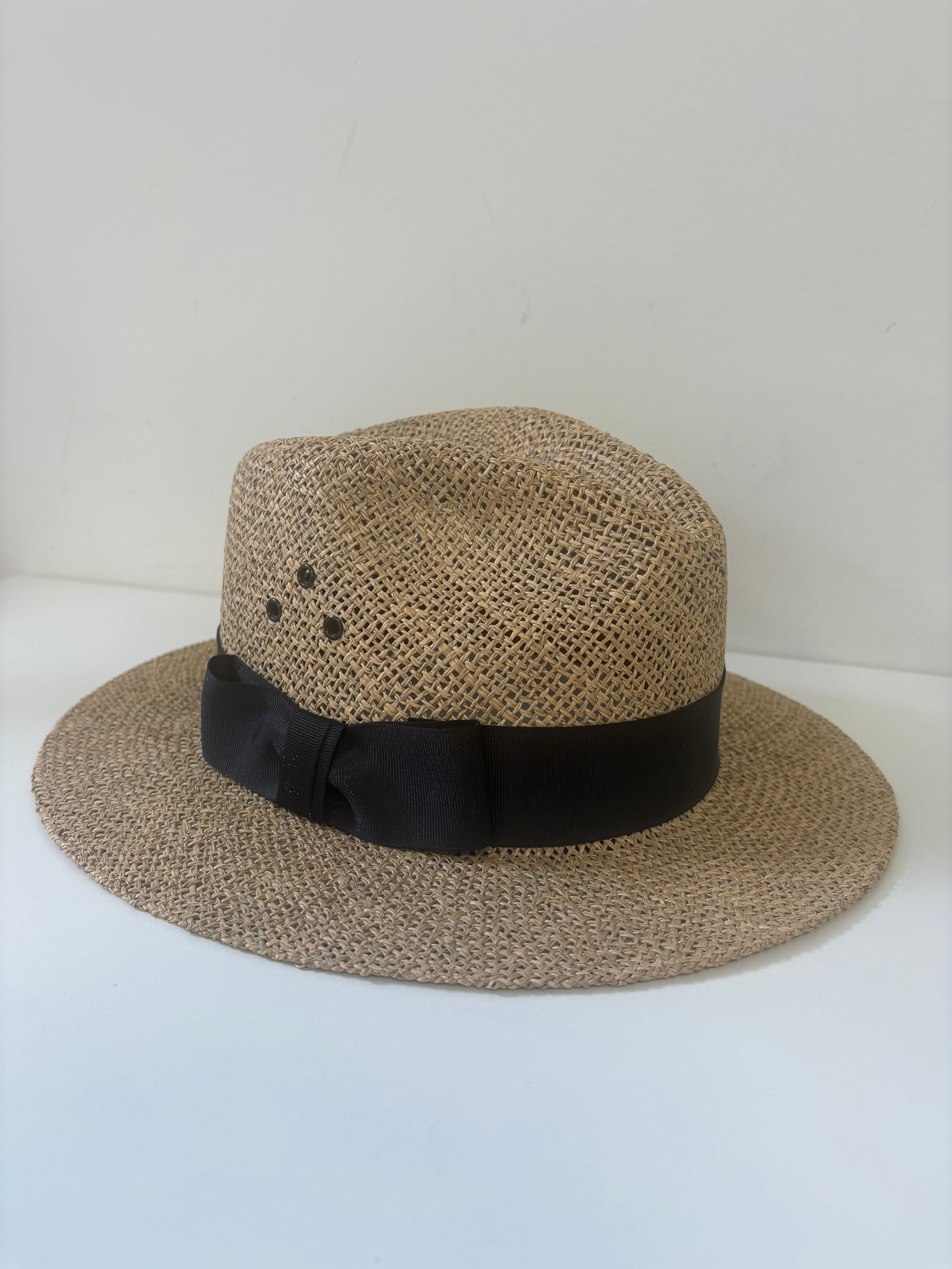 UNKNOWN BRAND beige straw hat with black ribbon and bow