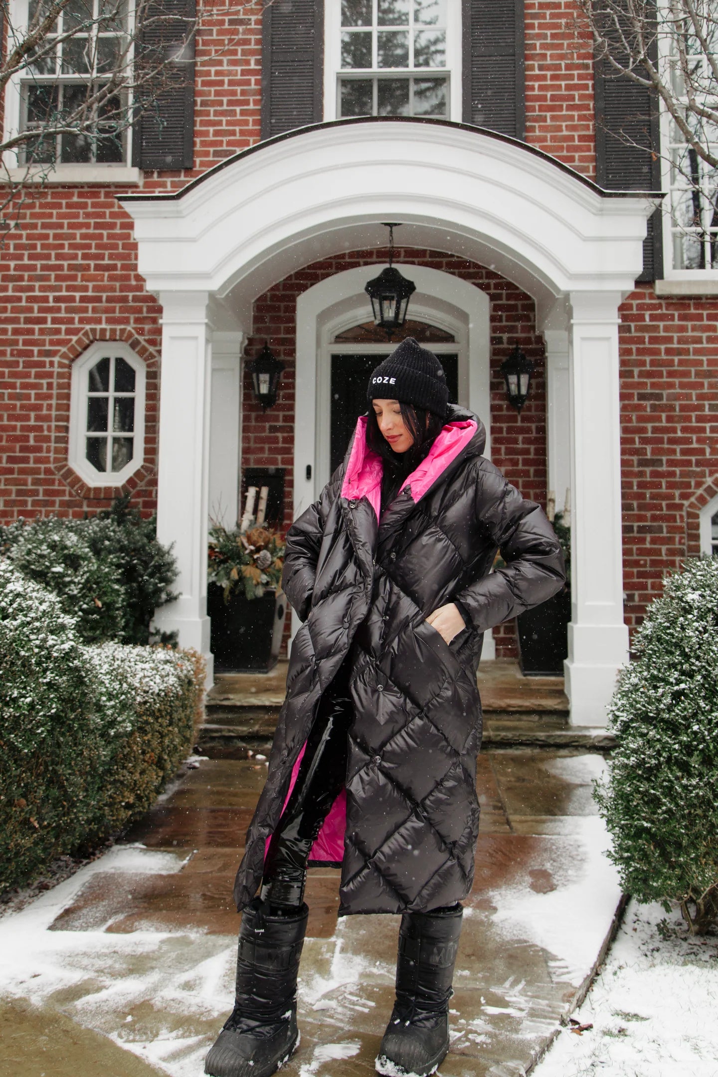 COZE stroll long black coat with pink interior