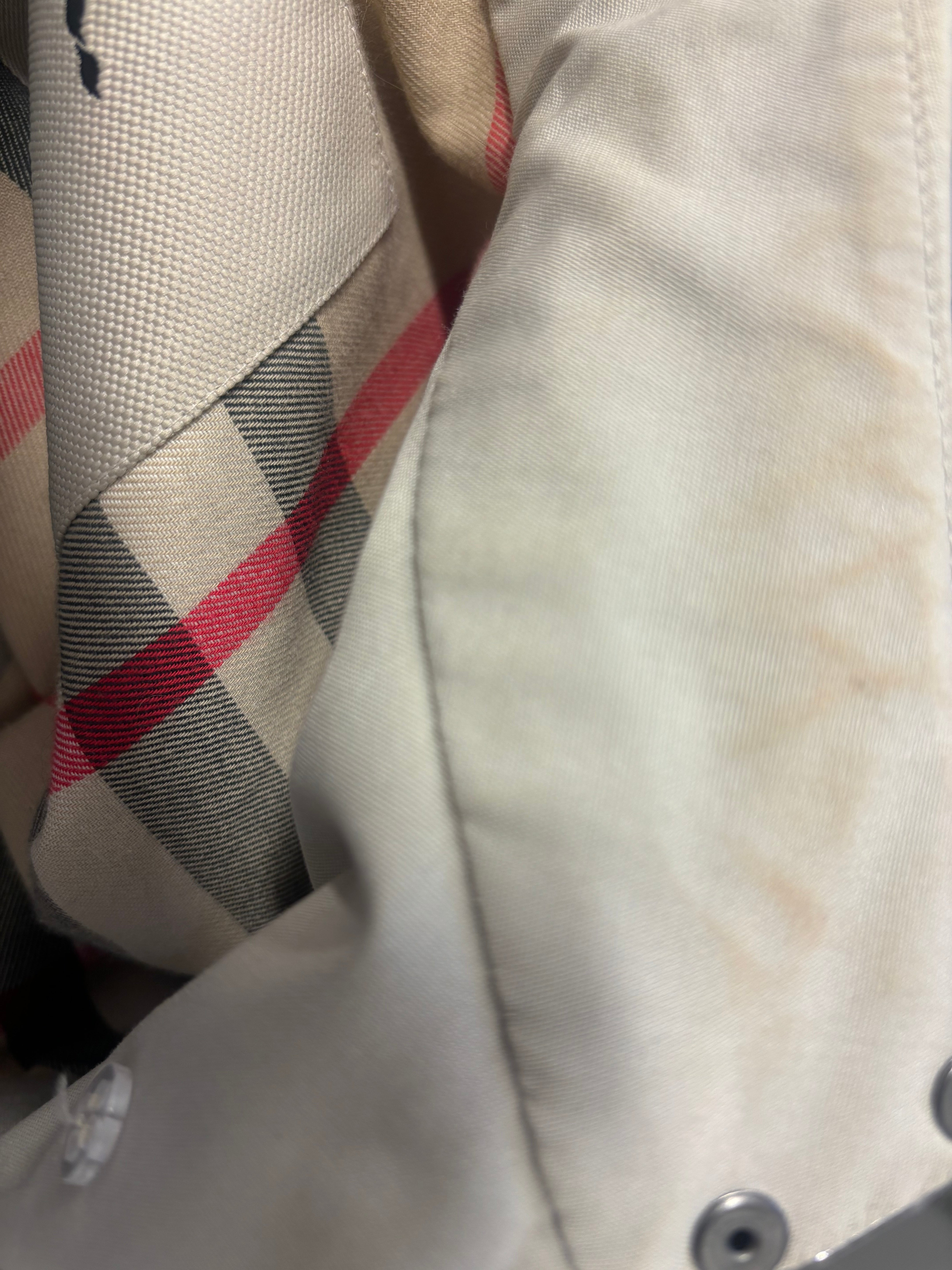 BURBERRY beige trenchcoat with belt, buckles on wrists