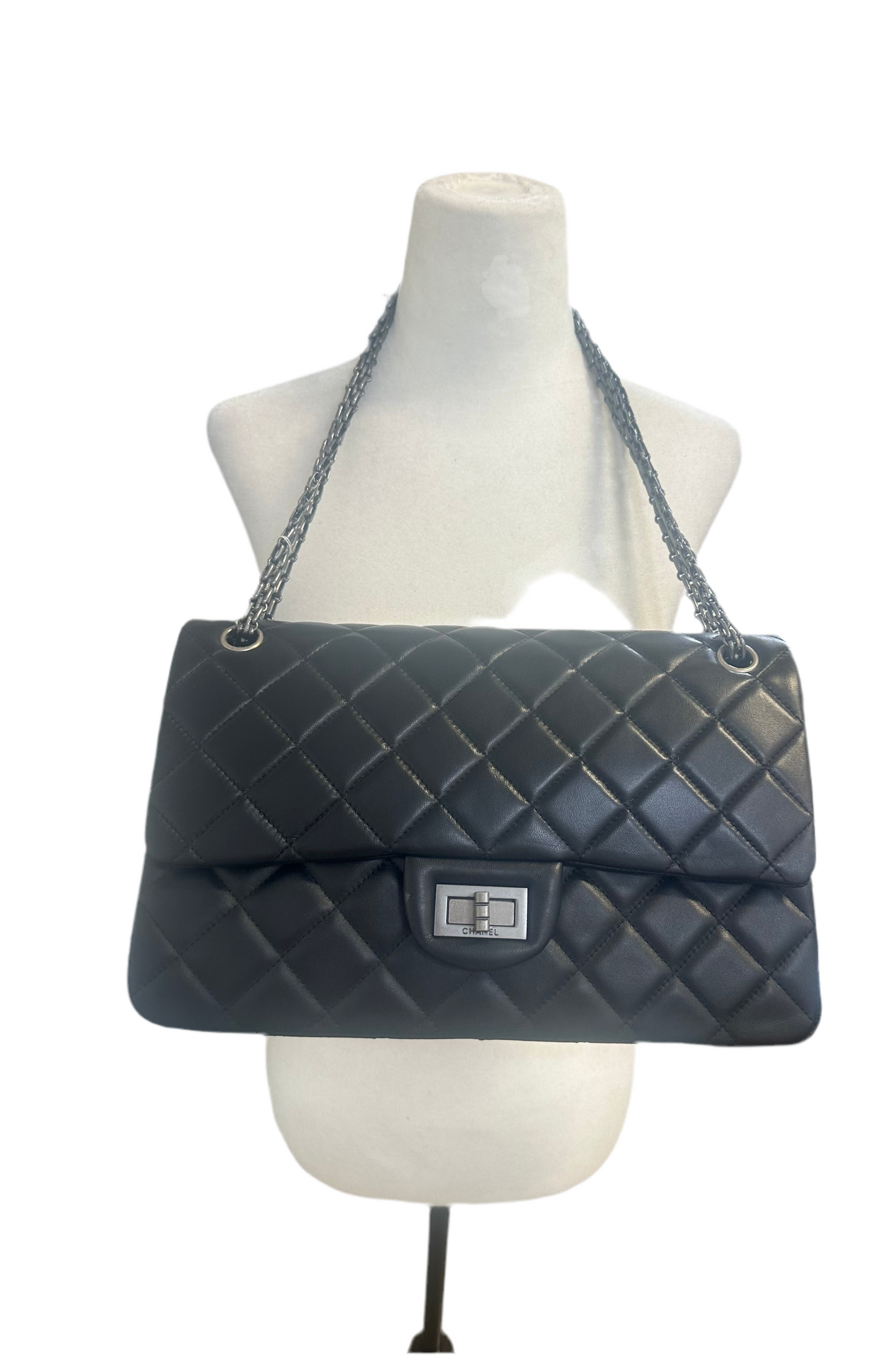 Pre-loved CHANEL - BLACK REISSUE 2.55 CLASSIC DOUBLE FLAP BAG MEDIUM