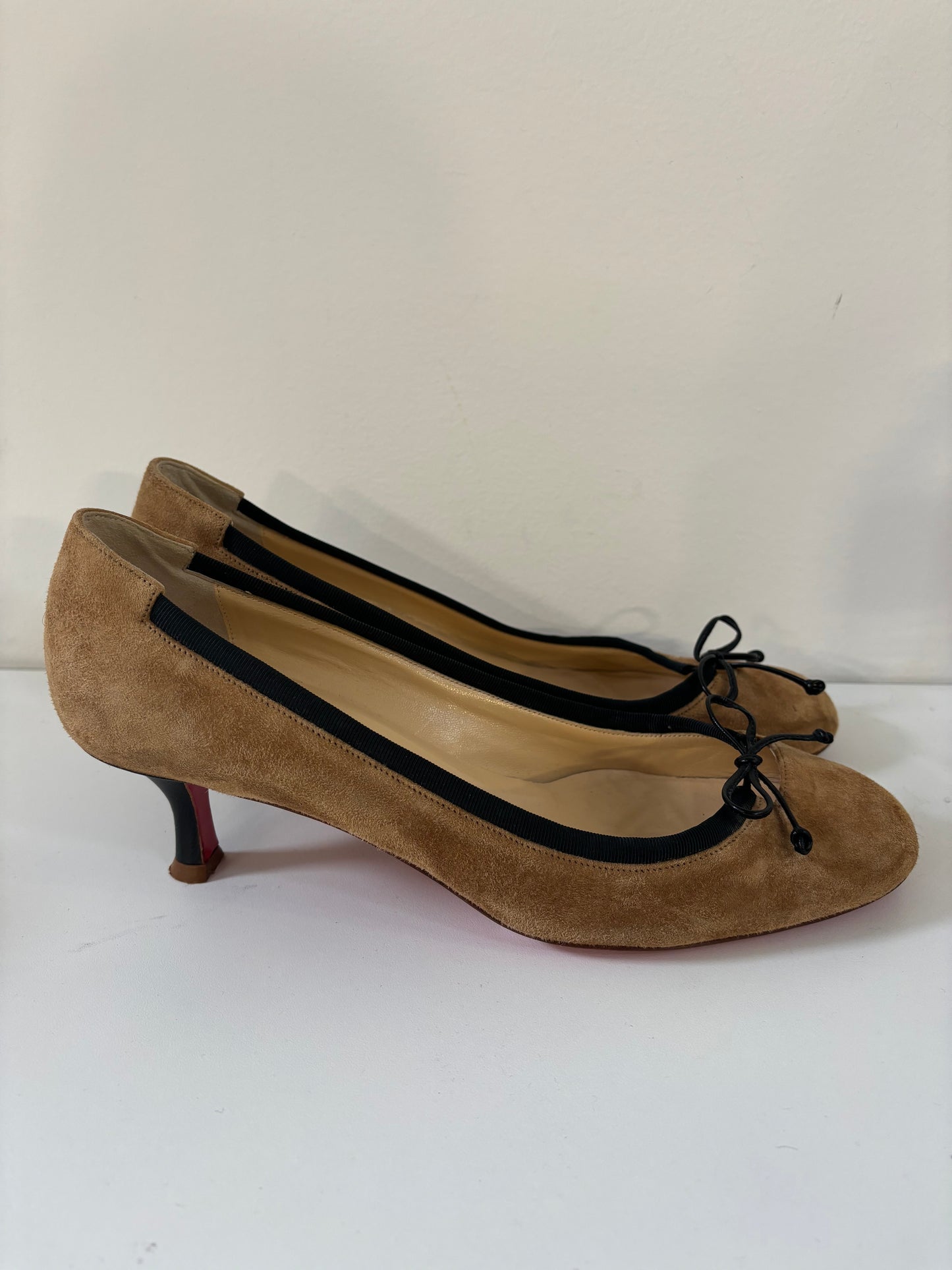 CHRISTIAN LOUBOUTIN tan suede heels with black now detail