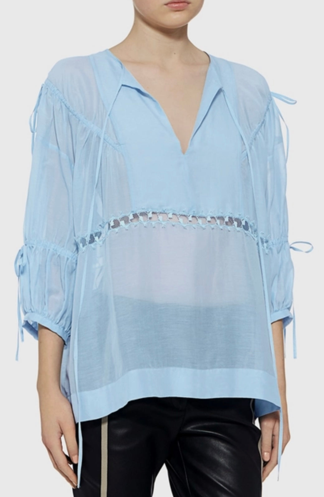 NO.21
V-neck Tie Blouse