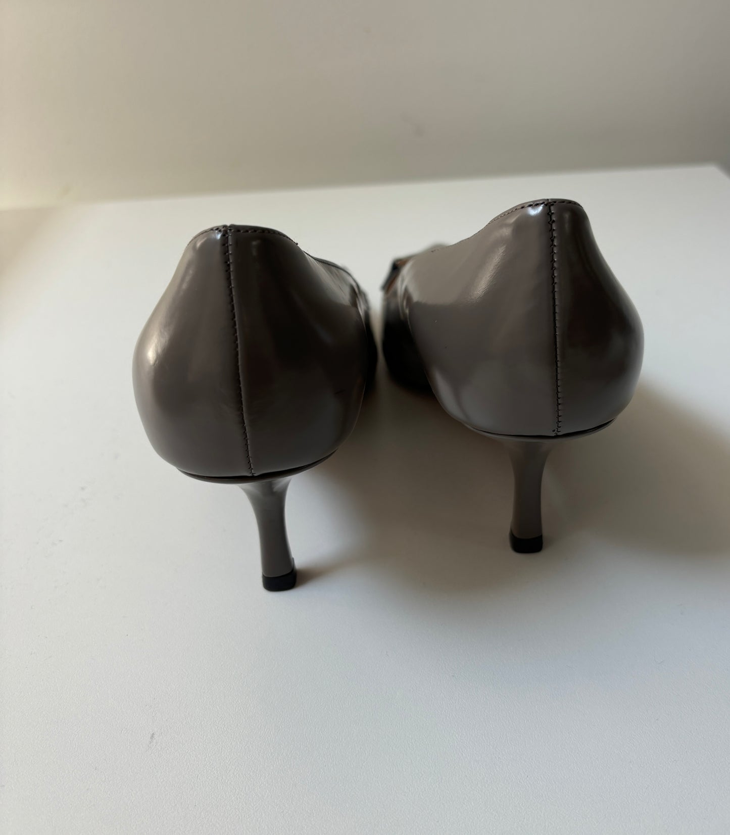 Pre-loved PRADA - GREY LEATHER PUMPS