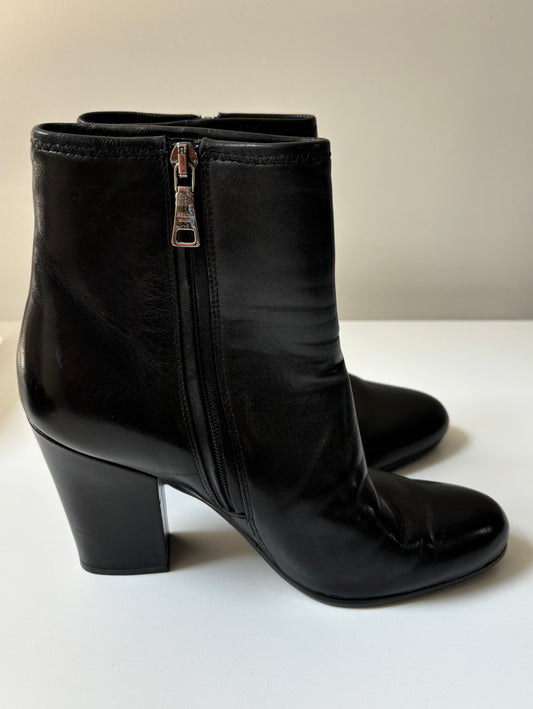 Pre loved PRADA - BLACK LEATHER BOOTS