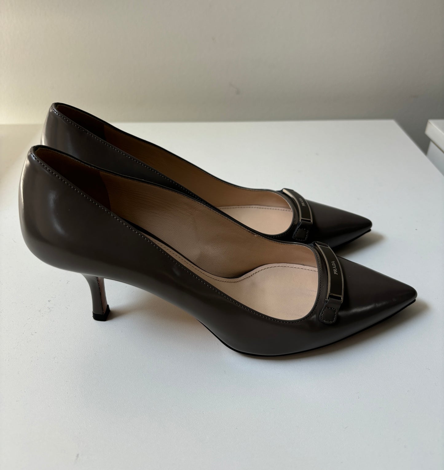 Pre-loved PRADA - GREY LEATHER PUMPS