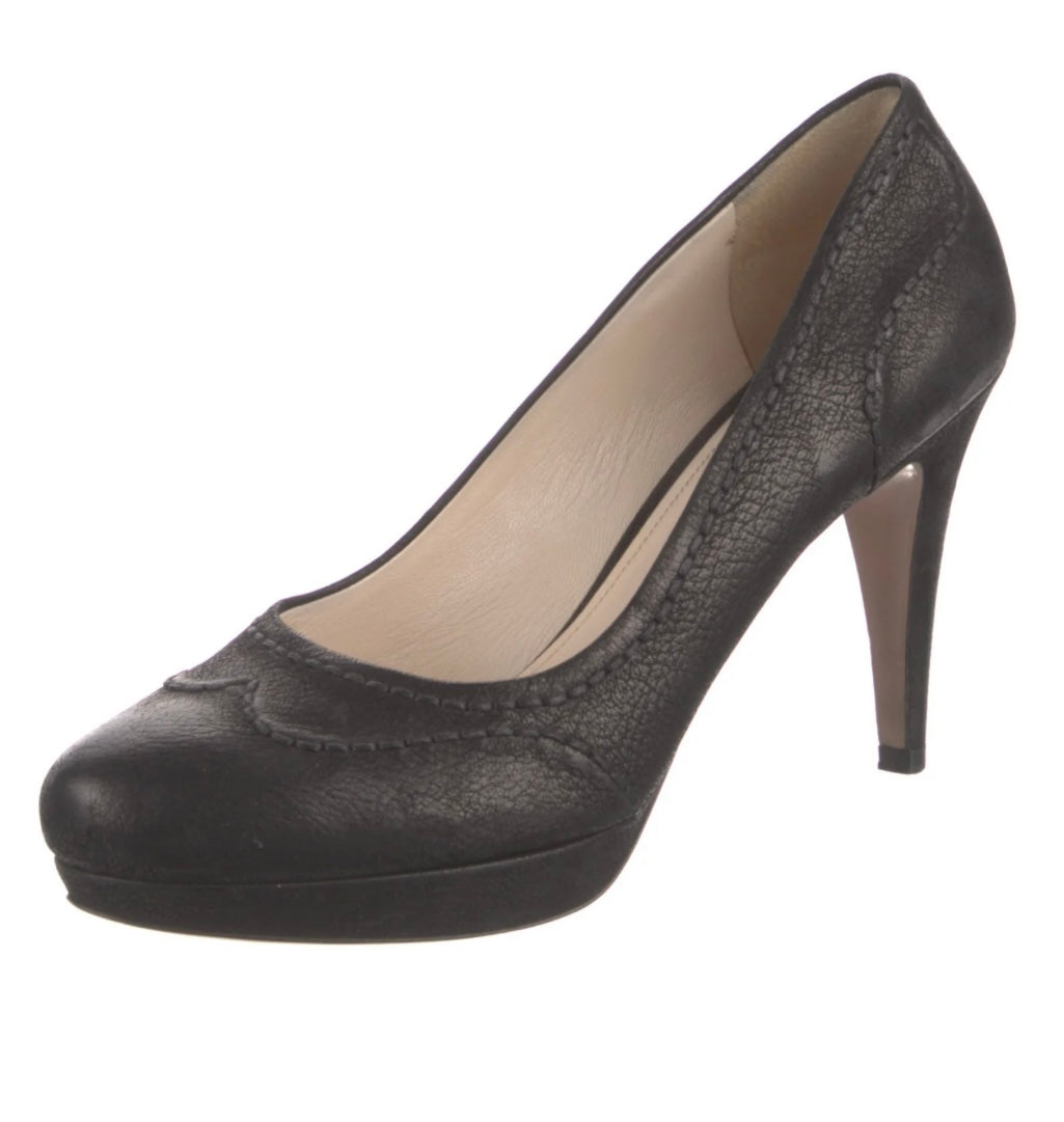 Pre-Loved PRADA leather pumps with box