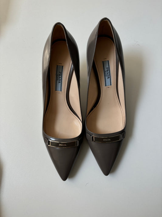 Pre-loved PRADA - GREY LEATHER PUMPS