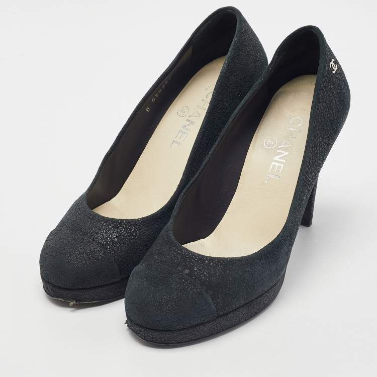 CHANEL black pumps with CC logo