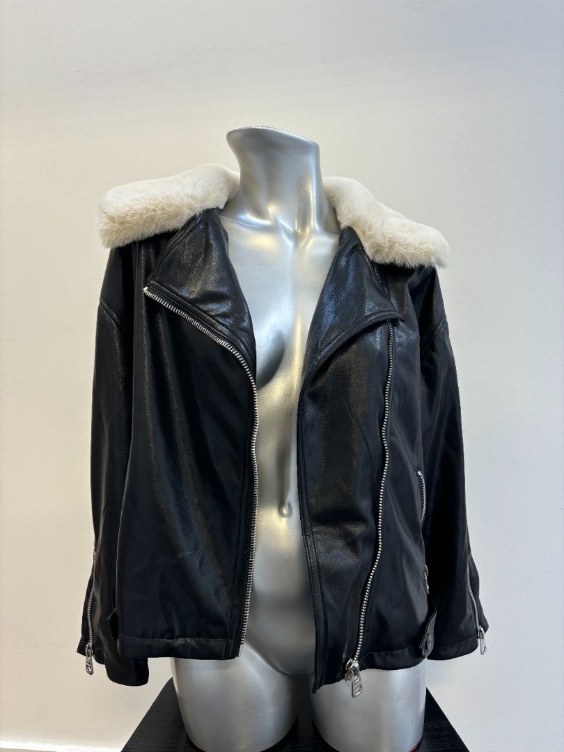 Jakke - Vegan Leather Jacket with Faux Fur Trim