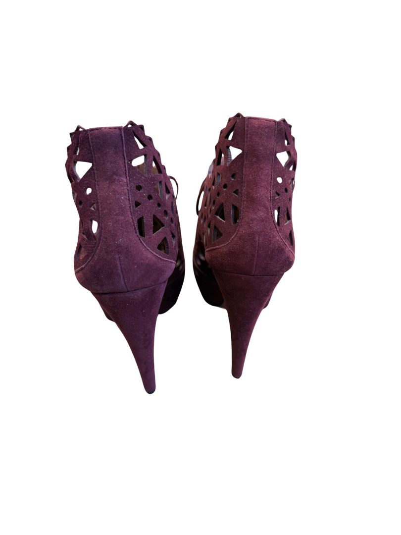 Alaia - Laser-cut lace up booties